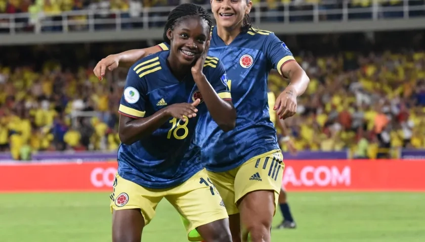 Linda Caicedo y Catalina Usme, integrantes de la Selección Colombia femenina.