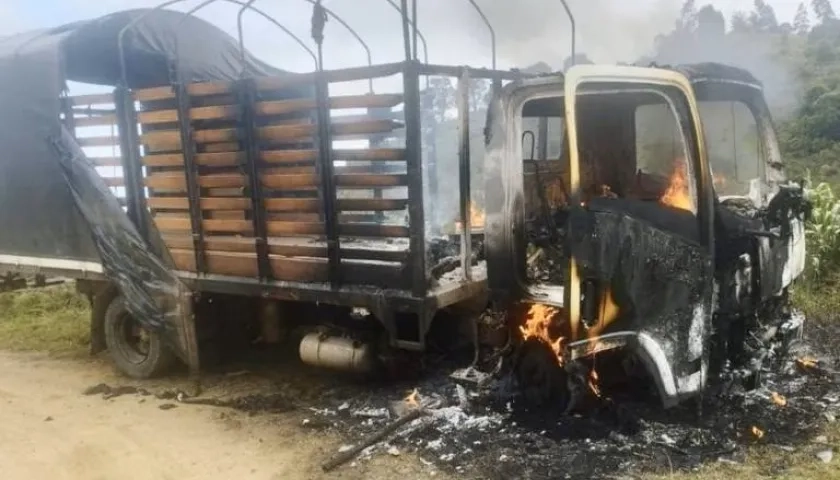Camión del Ejército incinerado por disidencias de las FARC.