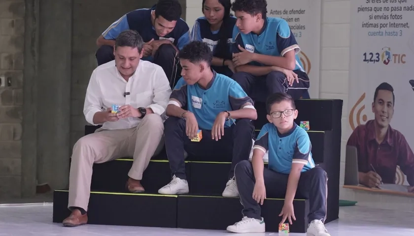 El MinTic, Mauricio Lizcano, enseña el uso del programa 1, 2, 3 x TIC a estudiantes de la IED Villas de San Pablo