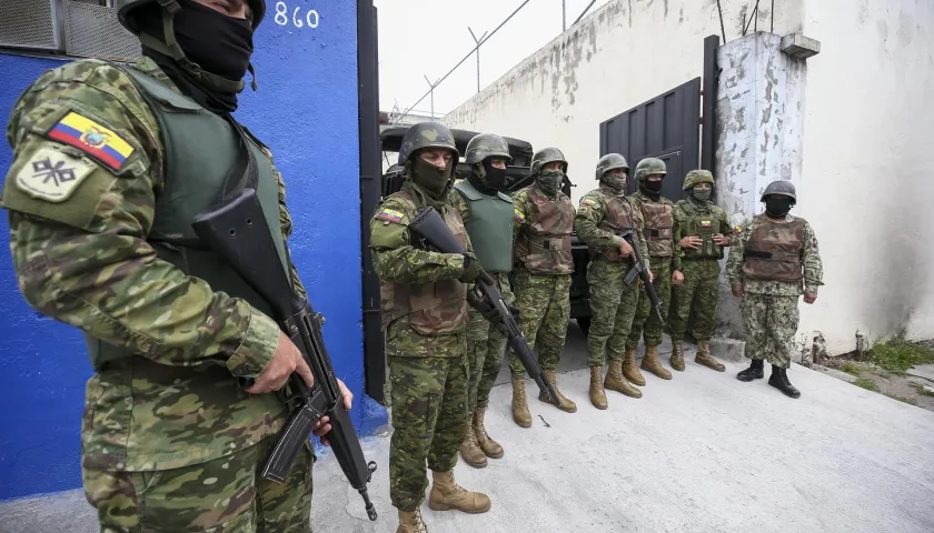 Autoridades en cárcel de El Inca en Quito, Ecuador.