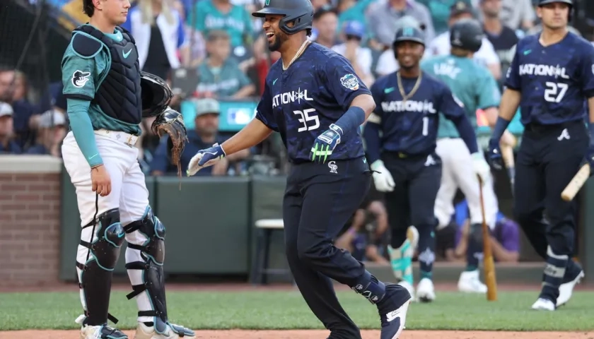 Elías Díaz llega al plato tras conectar el jonrón de dos carreras para la Liga Nacional, en el octavo inning. 