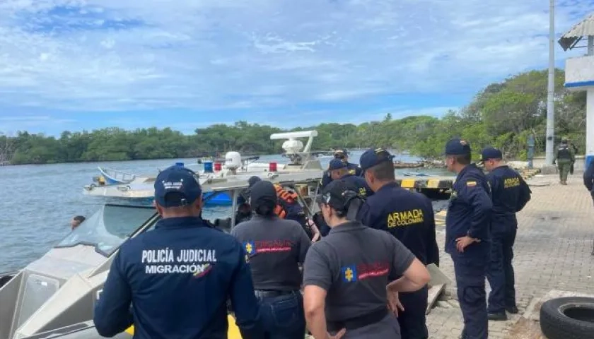 Autoridades durante la búsqueda de los niños.