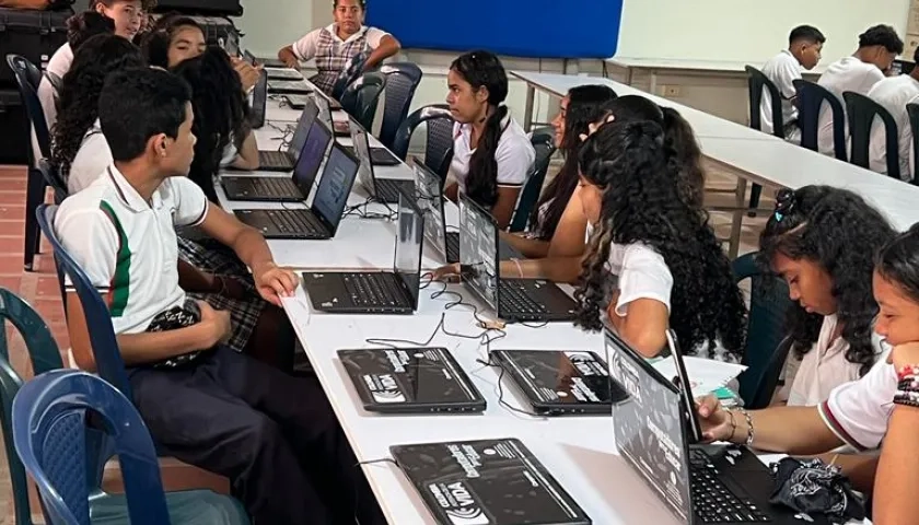 Estudiantes de Suan con los nuevos computadores.
