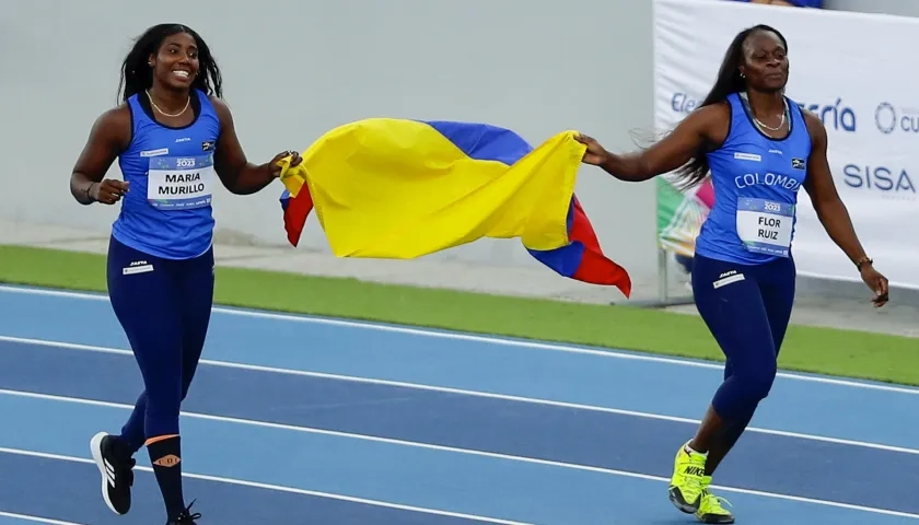 María Murillo (i) de Colombia, medalla de plata, y Flor Ruiz de Colombia, medalla de oro. 