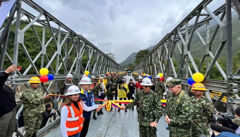 Puente militar para habilitar el paso en la vía Bogotá-Villavicencio