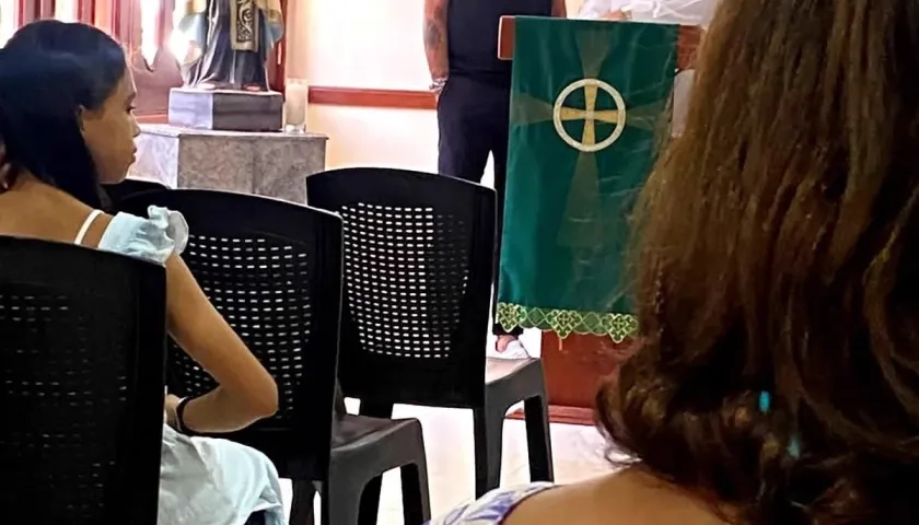 Armando Benedetti en el altar de la iglesia del barrio El Golf.