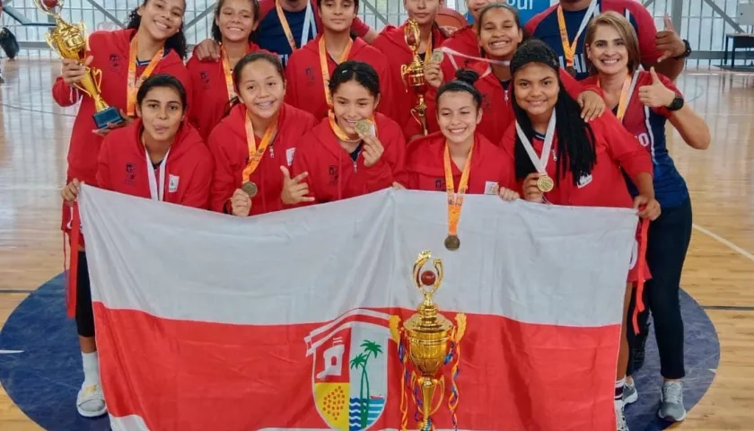 La selección Atlántico posando con el título nacional.