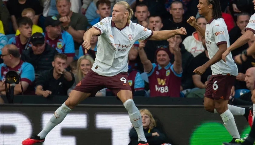 Erling Haaland celebra tras marcar su primer gol ante el Burnley.