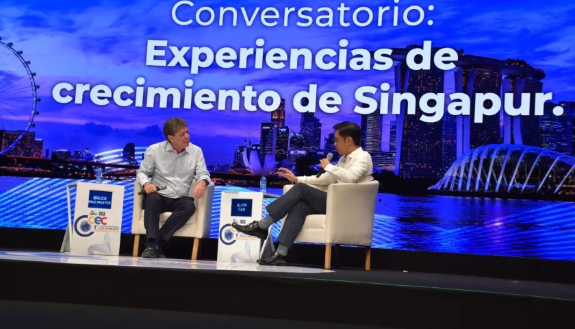 Bruce Mac Master en un conversatorio llamado "Experiencias de crecimiento de Singapur".