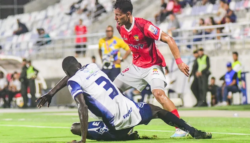 Carlos Cantillo, autor del segundo gol del Barranquilla FC, disputa el balón con Jhonier Alomia. 