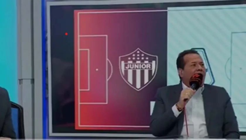 Javier Fernández narrando el gol y a su lado el comentarista Gonzalo de Feliche.
