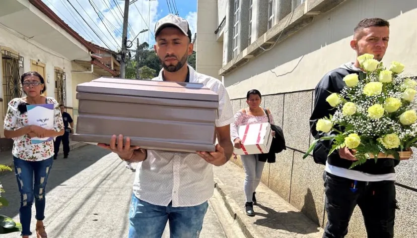 Hijo de Gildardo de Jesús Restrepo recibiendo su cuerpo.