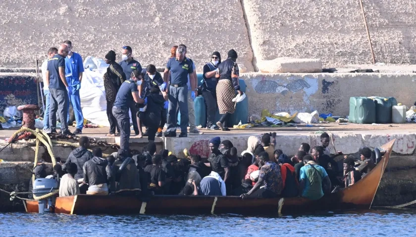 Nuevas oleadas de migrantes llegaron en las últimas horas a la isla italiana de Lampedusa, en Italia