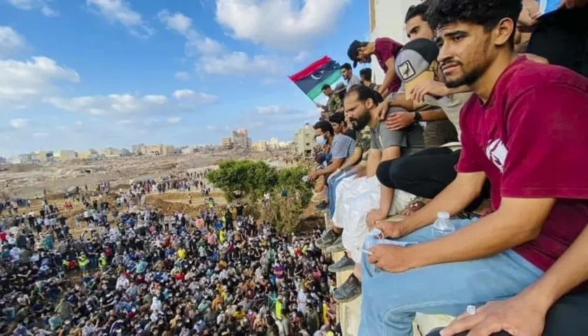 Multitudinaria manifestación en la Plaza de los Mártires, en Bengasi.