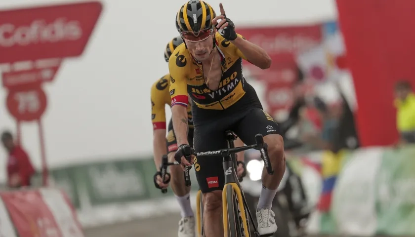 Primoz Roglic cruza la meta seguido de su compañero de equipo Jonas Vingegaard.