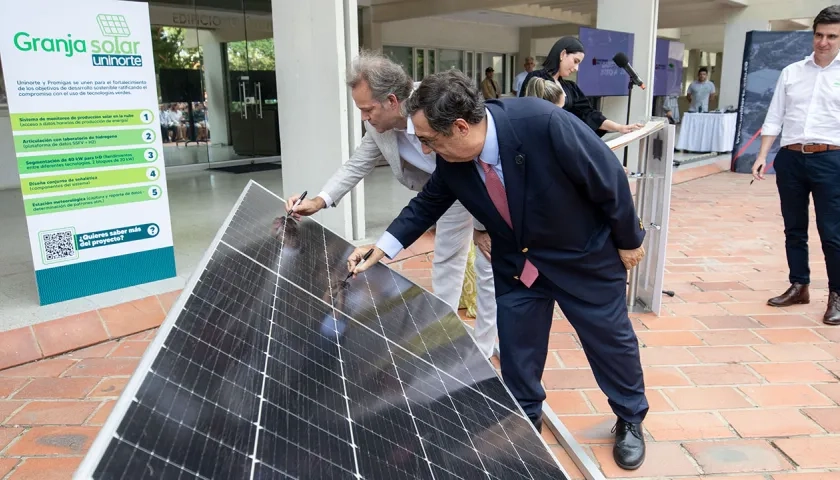  Juan Manuel Rojas, presidente de Promigas, y Adolfo Meisel, rector de Uninorte, firman simbólicamente un panel solar.