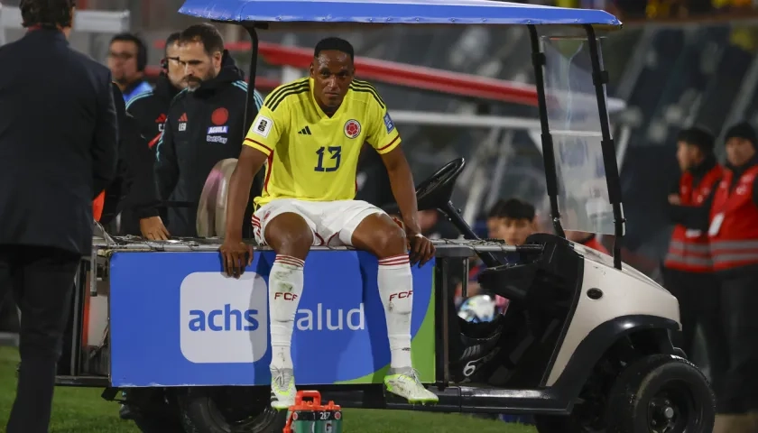 Yerry Mina cuando abandonaba la cancha en el partido de Colombia contra Chile. 