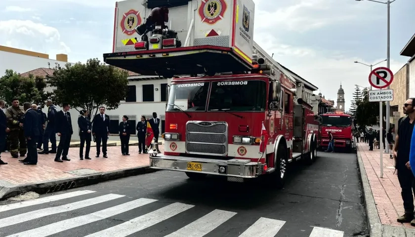 Bomberos de Bogotá controlando el incendio.