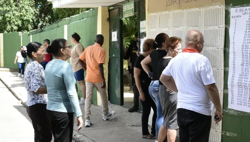 Personas ingresando al colegio Inem para votar.