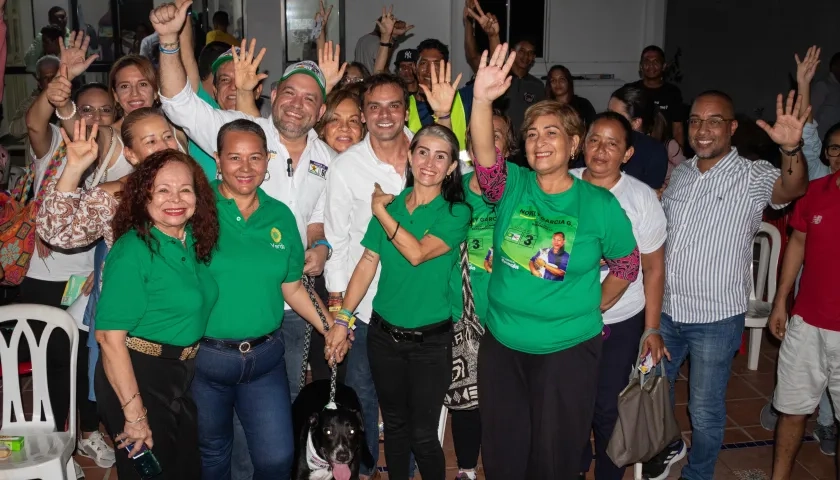 Alfredo Varela y representantes de defensores de animales y la mascota con la que 'firmó' el compromiso