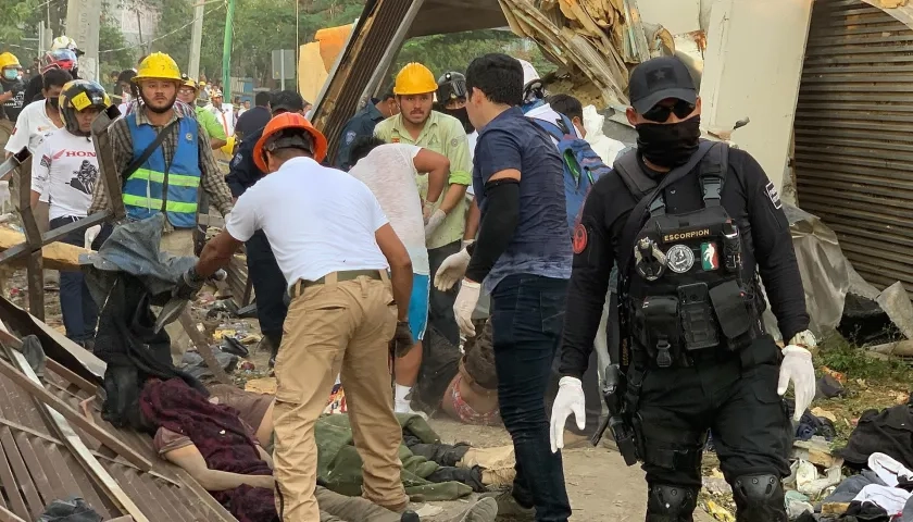 Socorristas en la zona en donde cayó el bus en Oaxaca, México