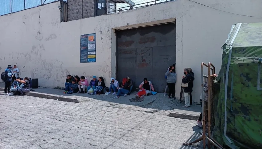 Familiares de internos aguardan en las afueras de la cárcel El Inca de Quito