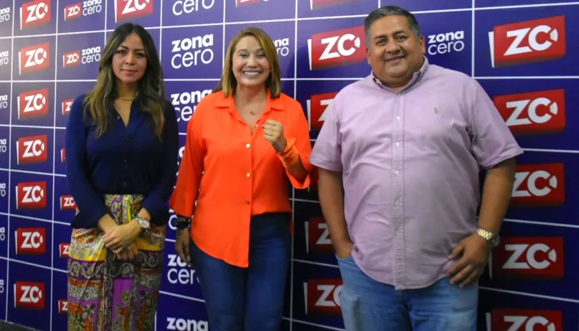 Verónica Patiño junto a los periodistas de Noticias RCN, Luisa Velásquez y Bernardo Sanabria