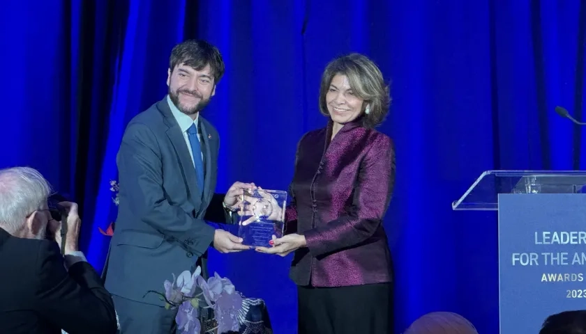 El Alcalde Jaime Pumarejo recibiendo el premio al liderazgo para las Américas.