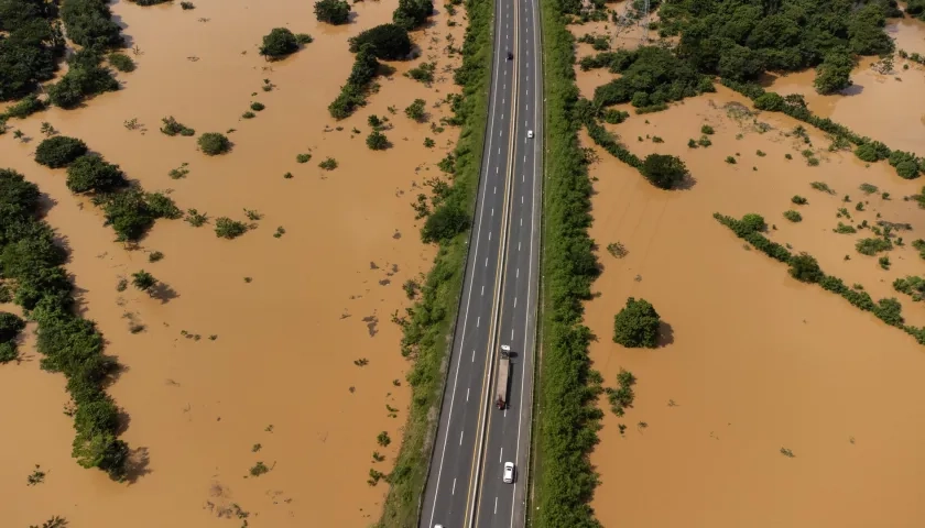 Fotografía aérea de los campos y la carretera Circunvalación de Santo Domingo, afectados por las intensas lluvias. 