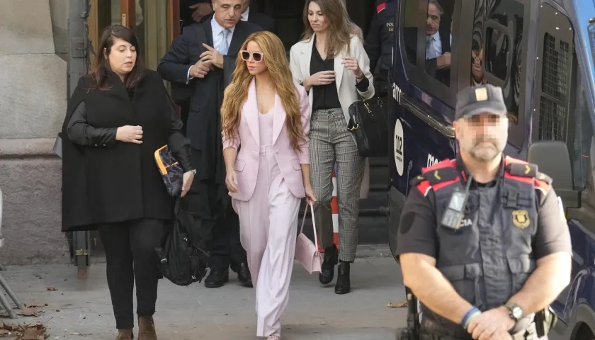 Shakira a su salida de la Audiencia de Barcelona tras aceptar el pago de una multa millonaria.