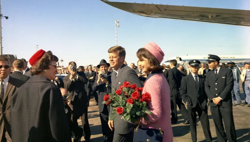 John F. Kennedy, presidente de Estados Unidos, y su esposa Jacqueline, en el aeropuerto de Dallas (Texas).