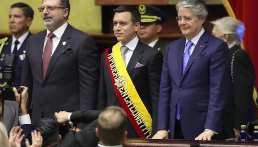 Daniel Noboa acompañado por el presidente de la Asamblea Nacional, Henry Kronfle, y el presidente saliente Guillermo Lasso. 