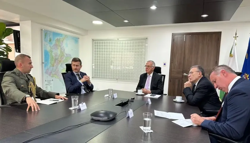 El embajador en Reino Unido, Roy Barreras, en una de las reuniones sostenidas en Bogotá con el MinDefensa, Iván Velásquez.