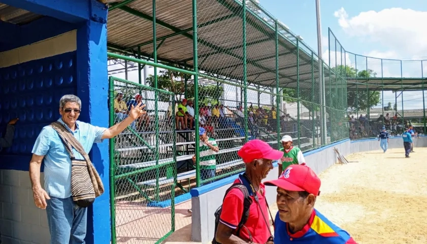 Julián Conrado, saliente alcalde de Turbaco entregando el estadio de sóftbol. 