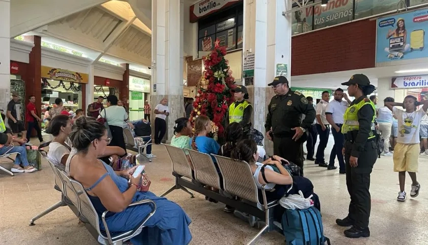 Policía Metropolitana ayuda a los viajeros.