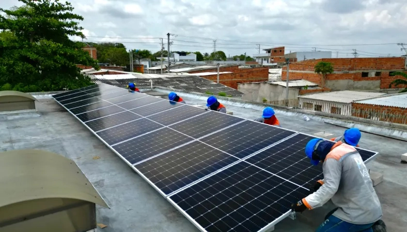 Imagen de los paneles solares que están instalando.