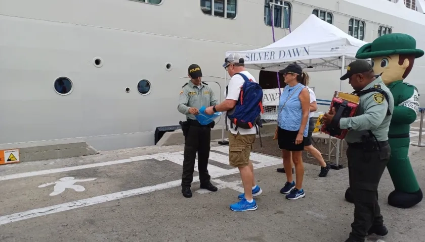 Turistas llegan a Cartagena en cruceros.