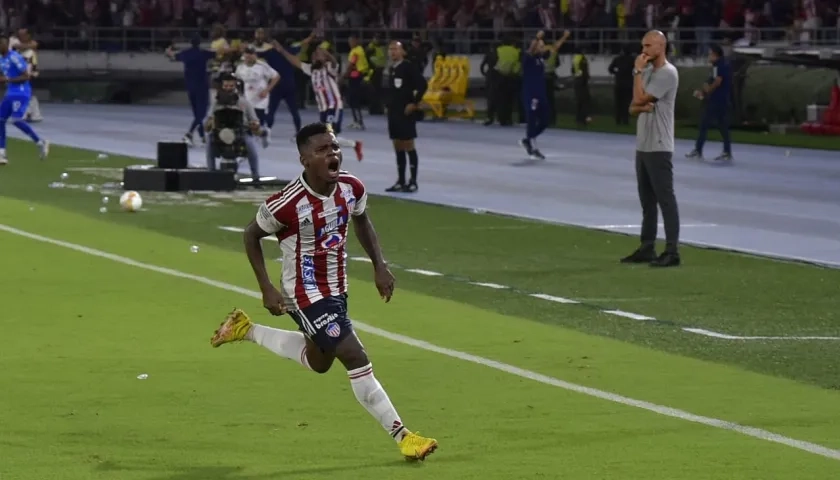 Déiber Caicedo corre a festejar su gol, con el cual Junior aseguró su paso a la final. 
