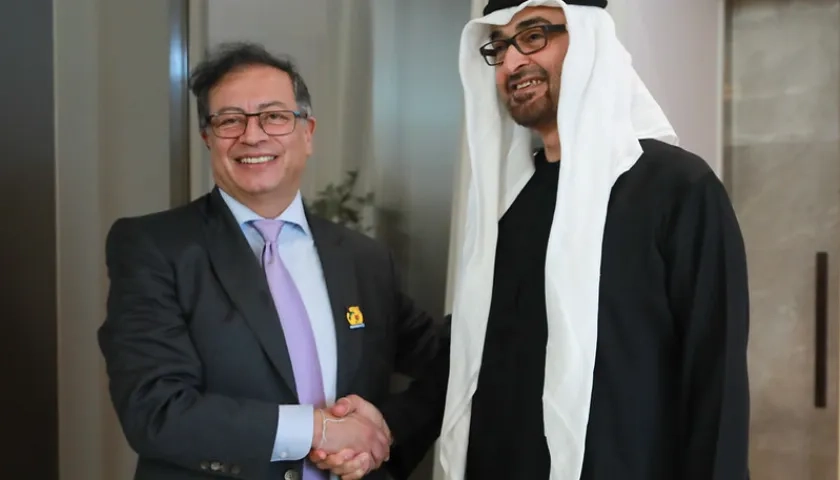 El presidente Petro se saluda con su homólogo de Emiratos Árabes, el jeque Mohamed bin Zayed Al Nahayan.