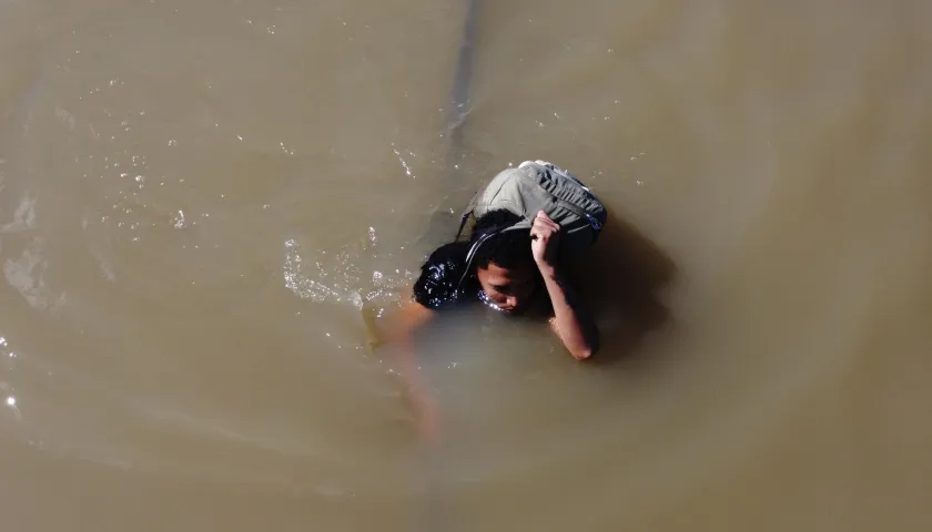 Un migrante captado por un dron mientras intenta cruzar el río Bravo