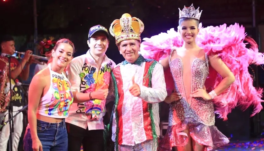 El Alcalde Oscar Avilez y la primera dama Claudia Rojas con la reina central del Carnaval de Polonuevo 2024 Zharick Freyle y el rey Momo Aniano Del Toro, tras ser coronados.