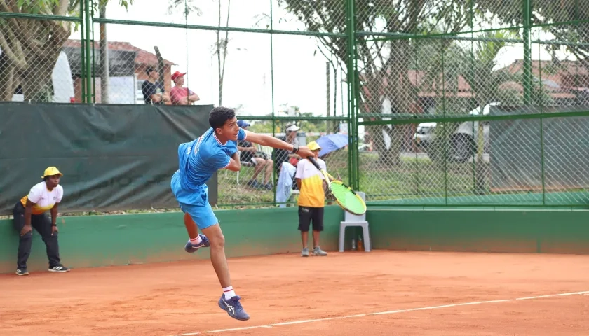 Mateo González, tenista de la Liga del Atlántico.