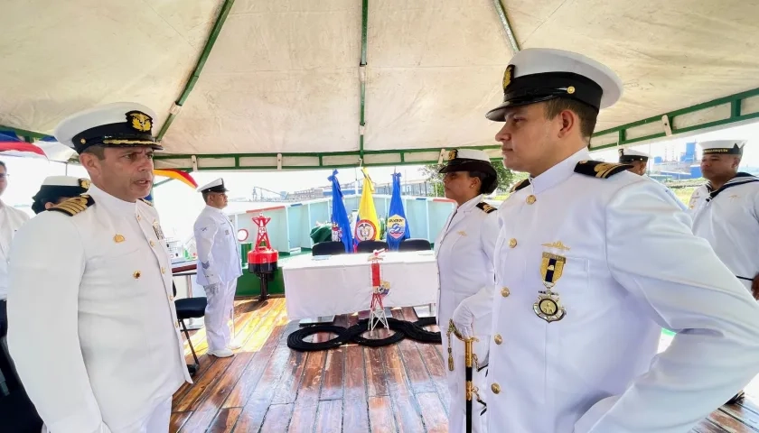 El capitán de Puerto de Barranquilla, capitán de Navío, Jesús Andrés Zambrano Pinzón, lideró la ceremonia militar.