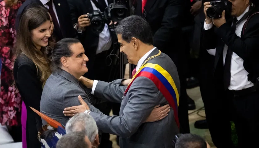 Nicolás Maduro saluda a Alex Saab en su rendición de cuentas ante la Asamblea Nacional.