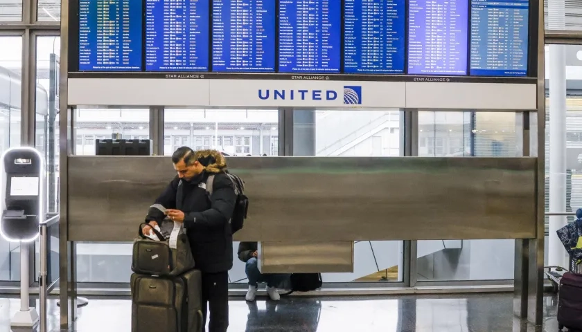 Un hombre revisa el estado de los vuelos en el aeropuerto de Chicago. 