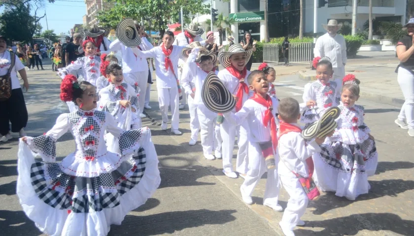 Los pequeños cumbiamberos desfilando por la 84.