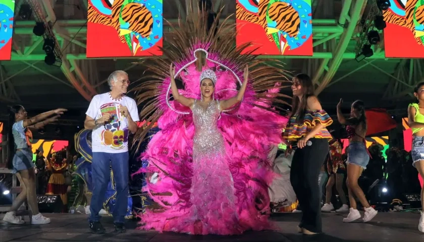 Natalia Muñoz, Reina del Carnaval del Atlántico junto al Gobernador Eduardo Verano, y la Secretaria de Cultura, Verónica Cantillo.