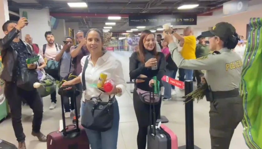 Recibimiento de turistas en el aeropuerto. 