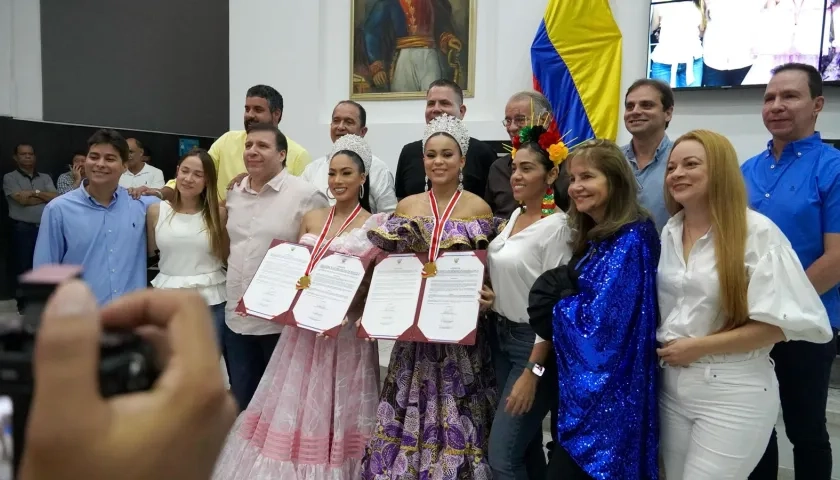 El Gobernador y los diputados del Atlántico posaron con las dos homenajeadas