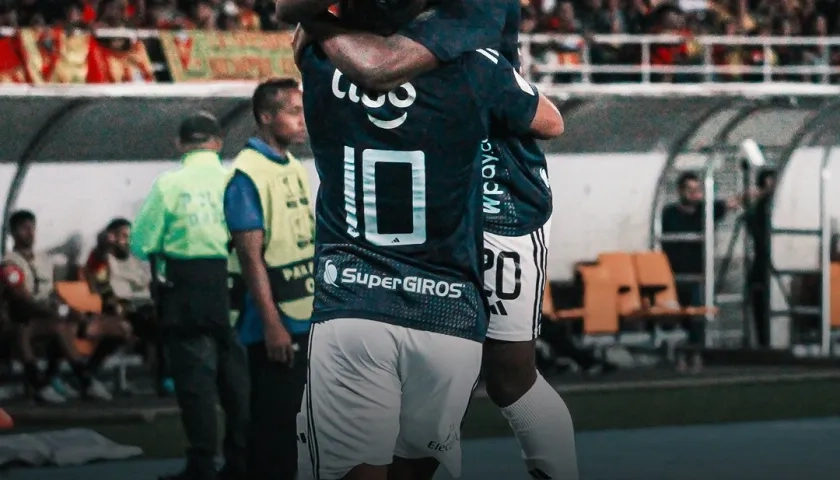 'Cariaco' González (10) celebra con Déiber Caicedo, autor del primer gol del Junior tras una asistencia del venezolano. 
